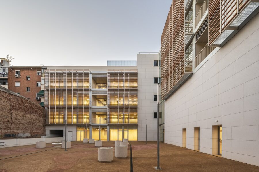 Exterior edificio añil con iluminación