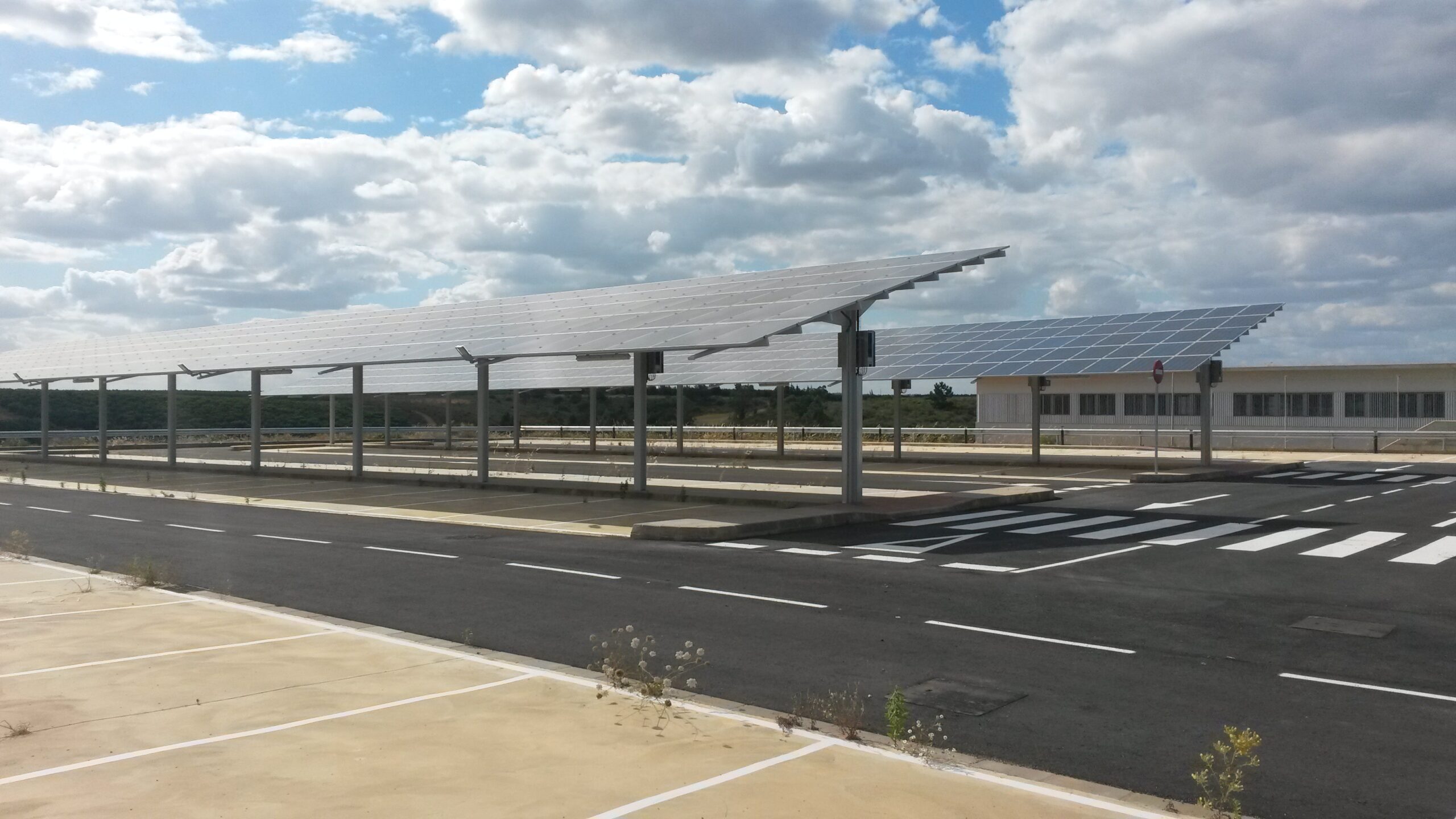 Aparcamiento con placas fotovoltaicas del Hospital Chare de Lepe