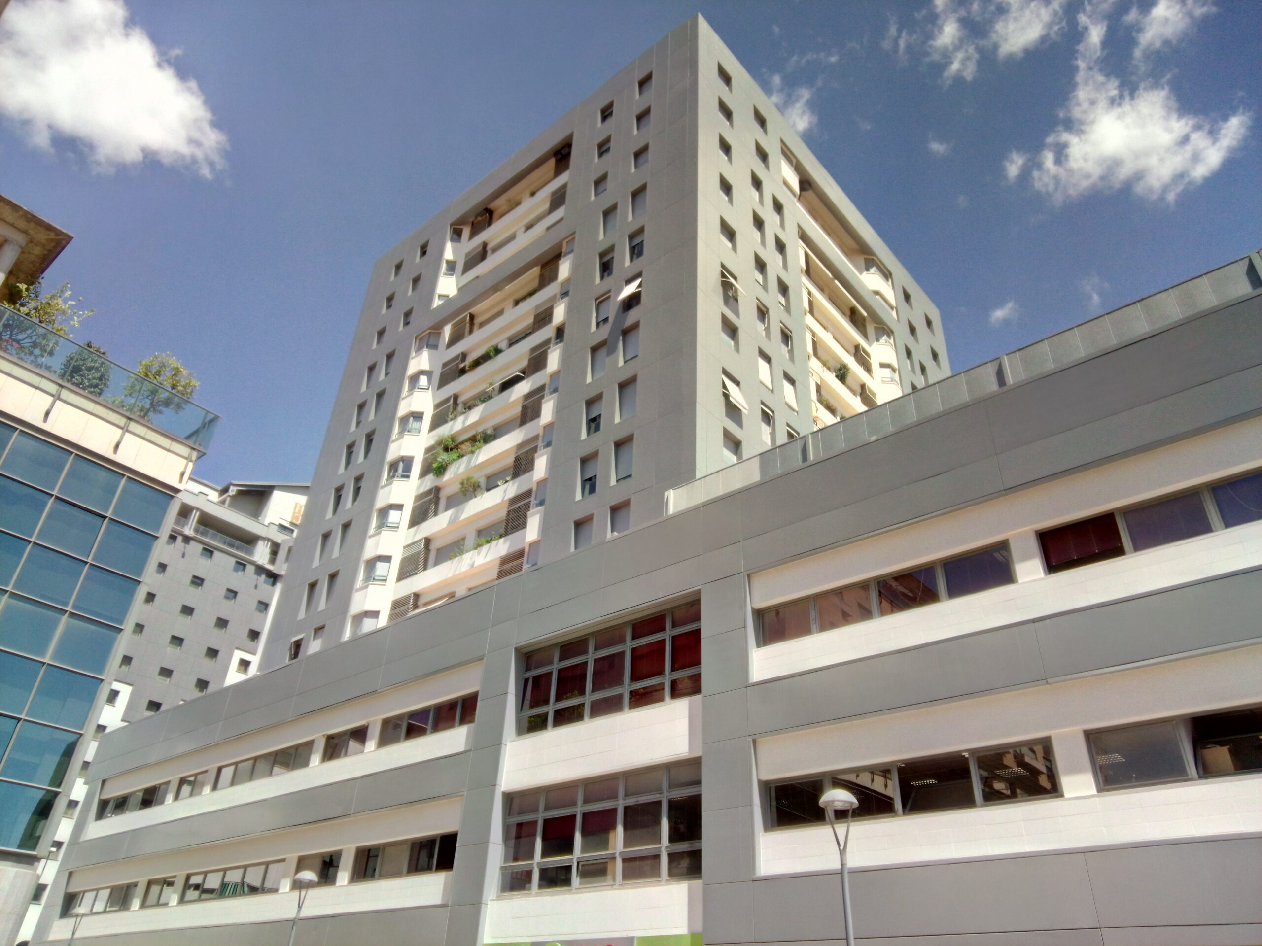 Fachada frontal del edificio Buhaira