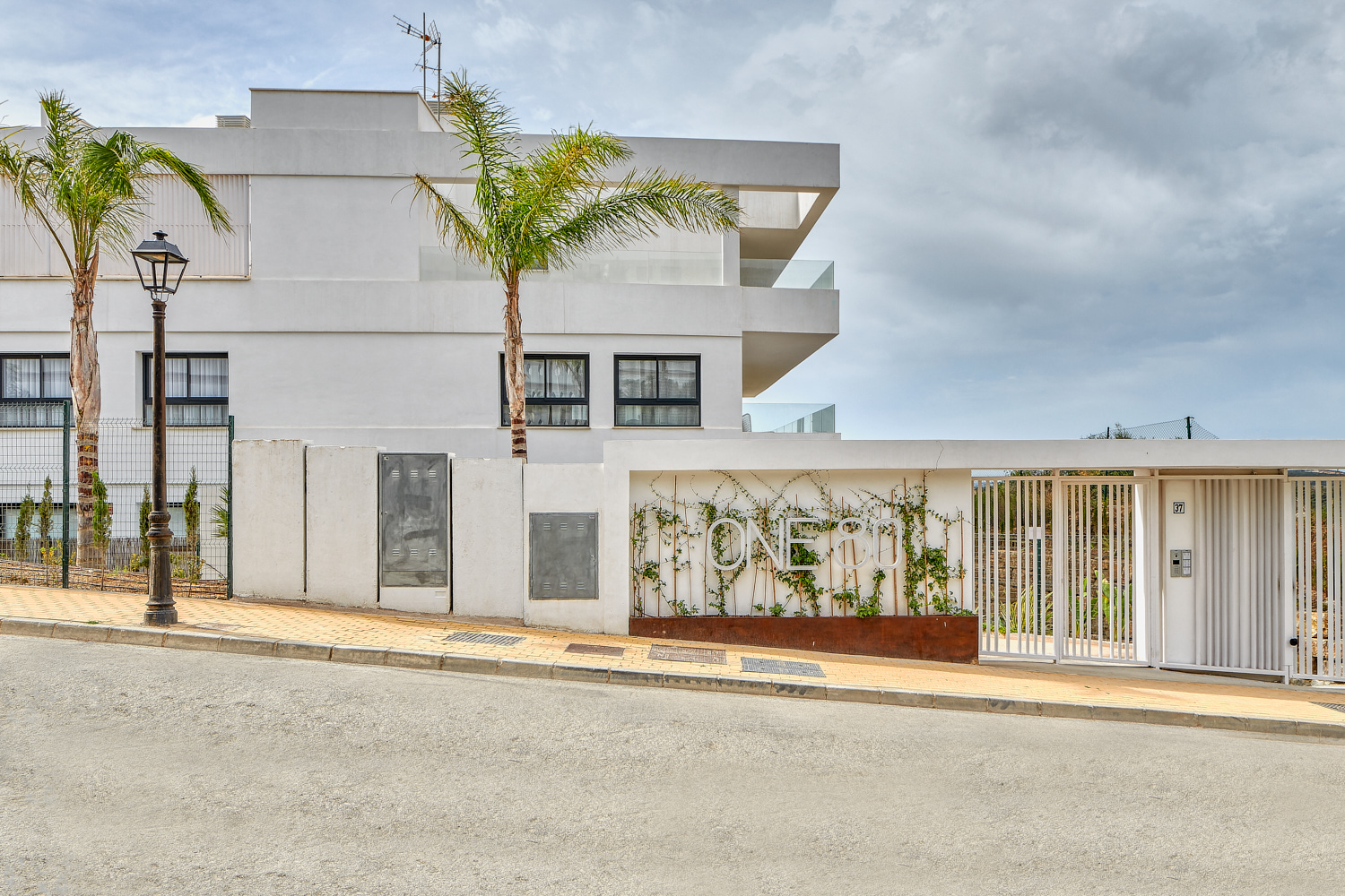 Fachada exterior de las 73 viviendas de Estepona