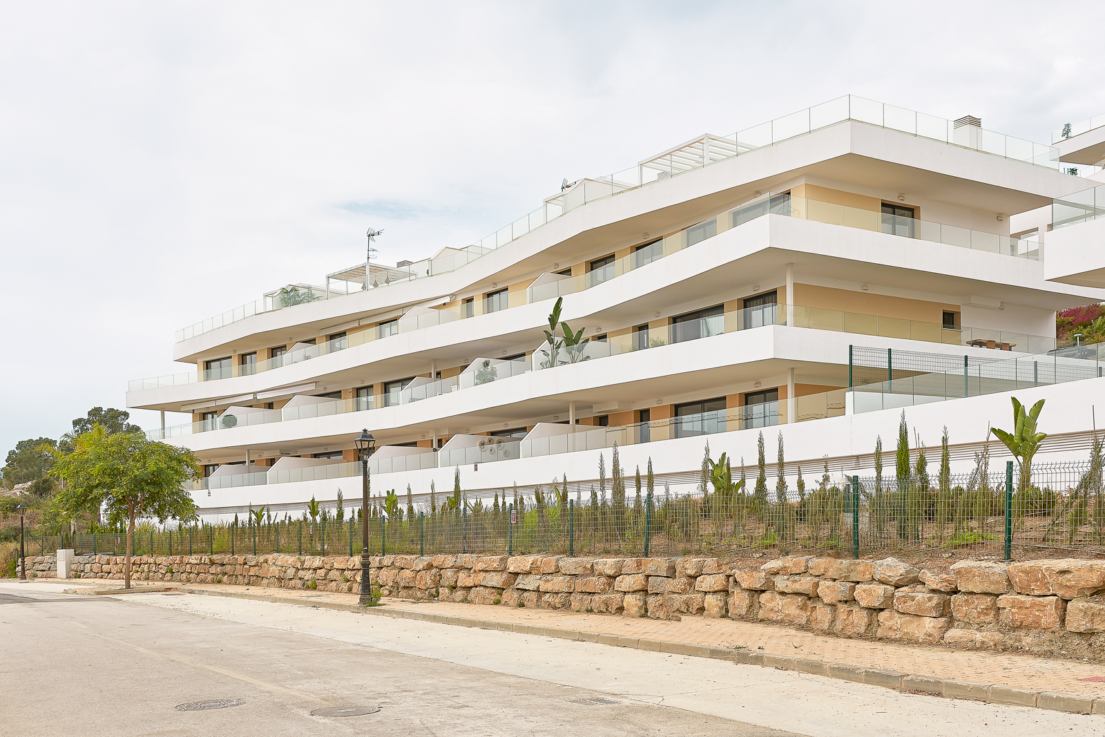 Fachada de las 73 viviendas de Estepona