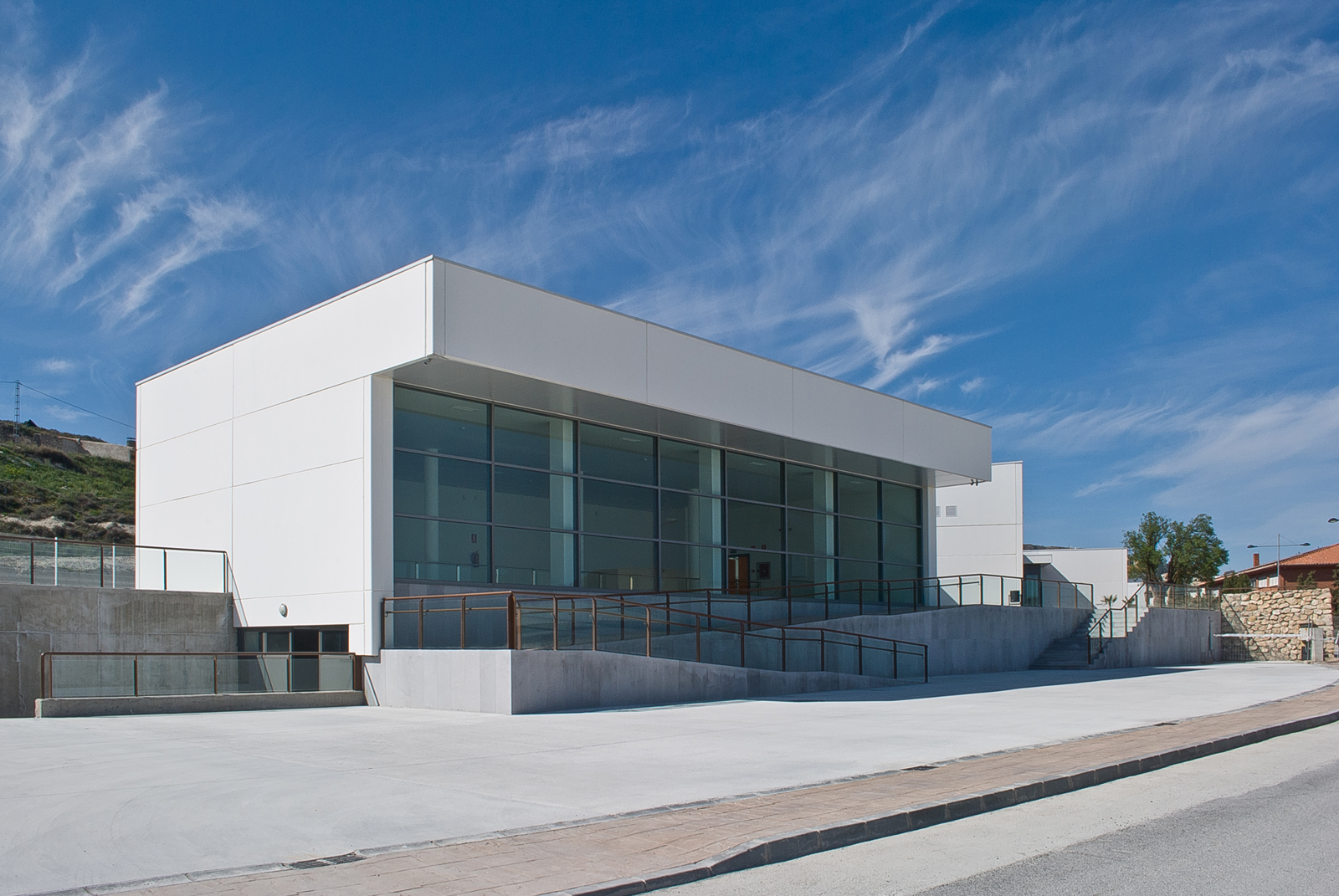 Fachada completa del Centro de Interpretación de Orce