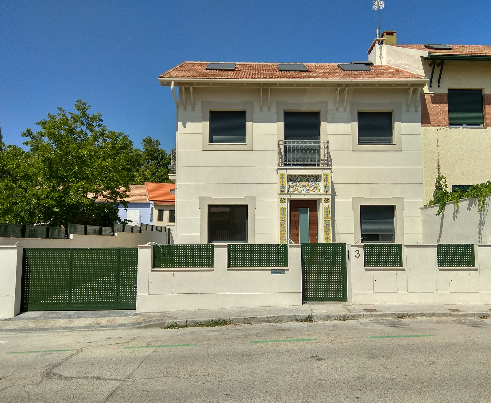 Fachada de la vivienda de lujo en la calle Emilio Campión en Madrid