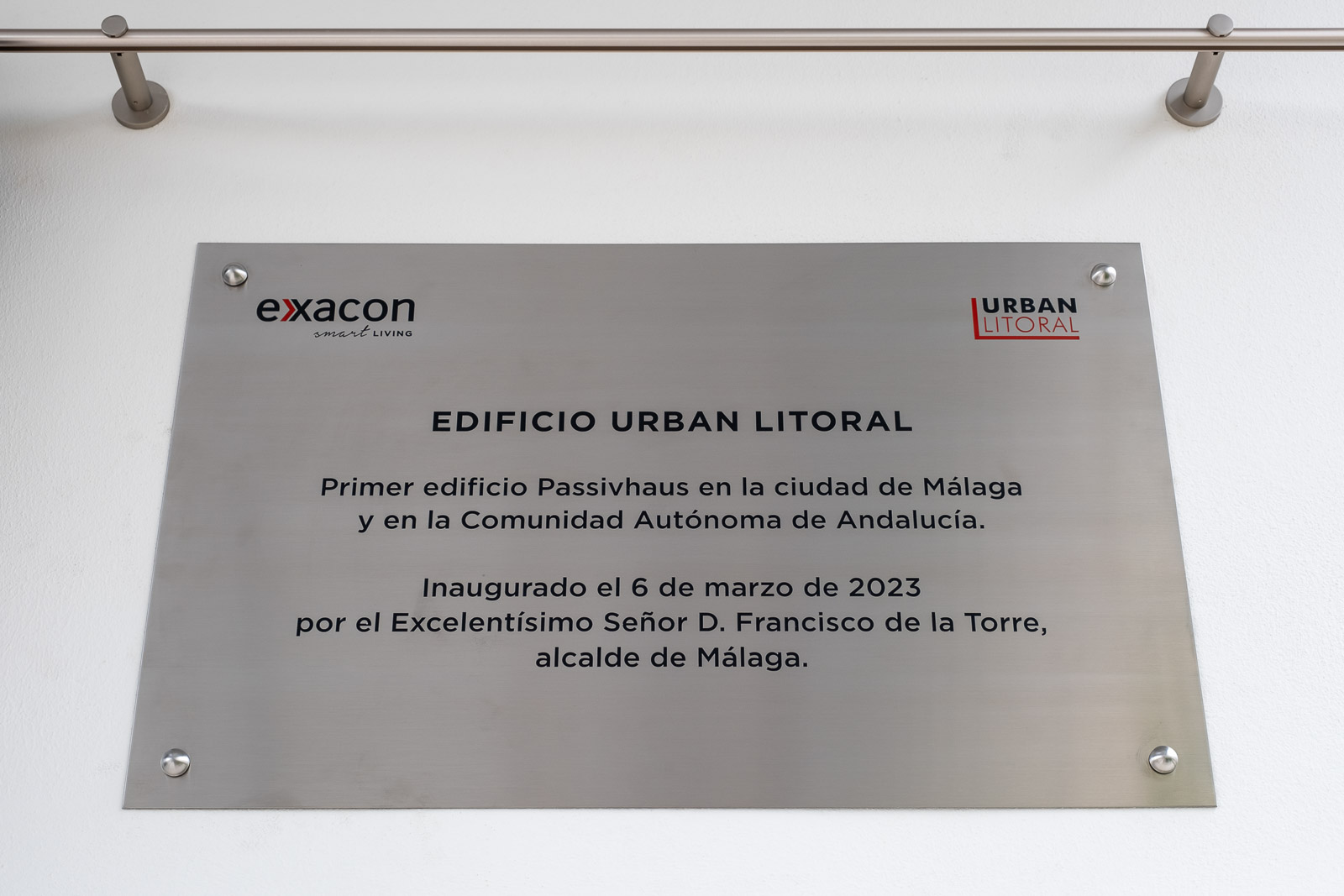 Placa de inauguración de la promoción de Urban Litoral