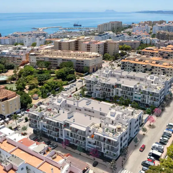 Fotografía aérea de las 102 viviendas Isadora Living de Estepona