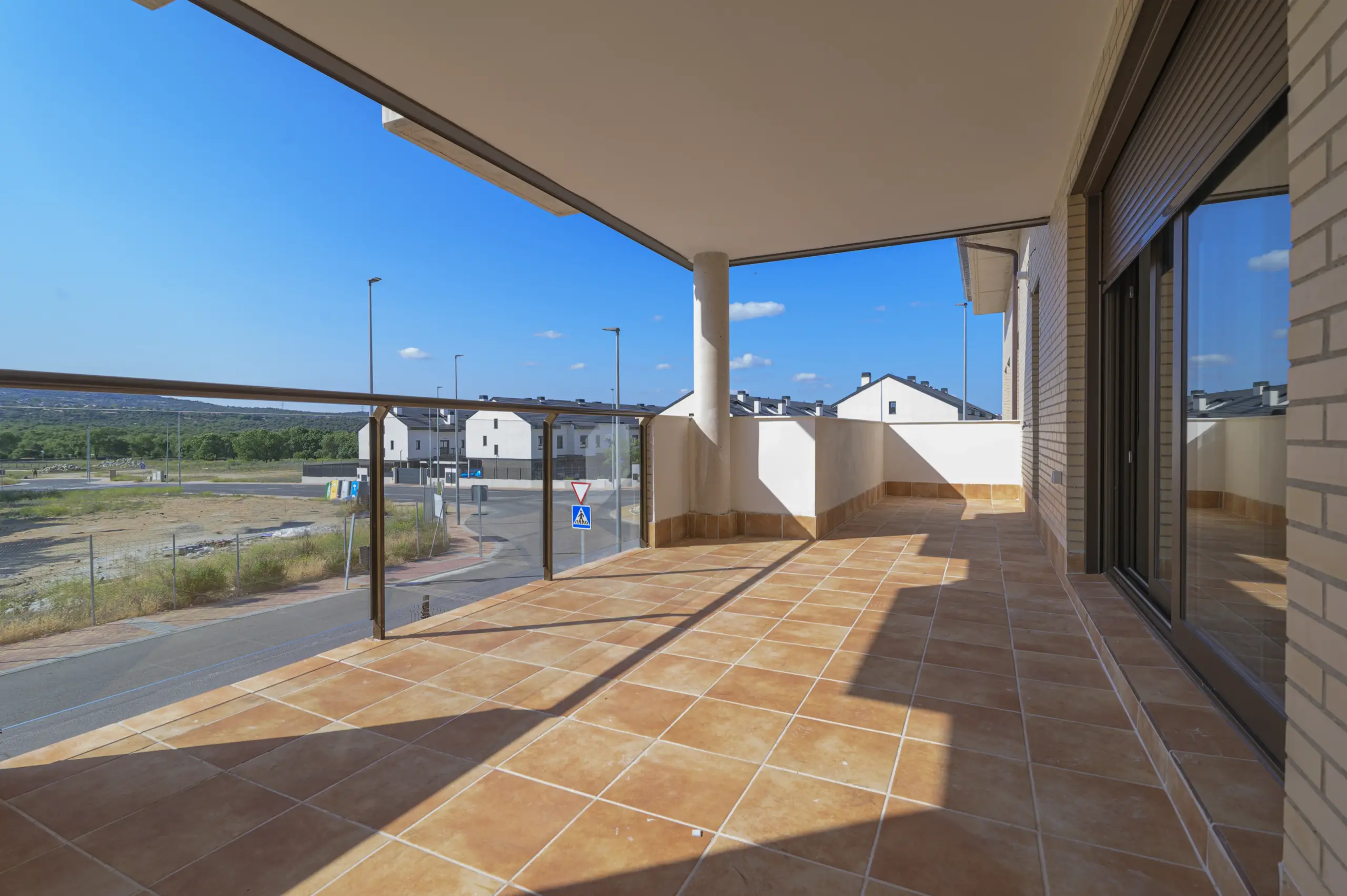 Terraza de la promoción de 24 viviendas Linarejos en Moralzarzal, Madrid