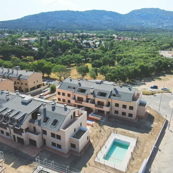 Vista alejada de la promoción de 24 viviendas Linarejos en Moralzarzal, Madrid