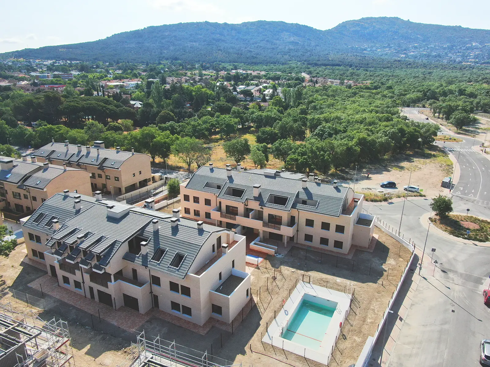 Vista alejada de la promoción de 24 viviendas Linarejos en Moralzarzal, Madrid