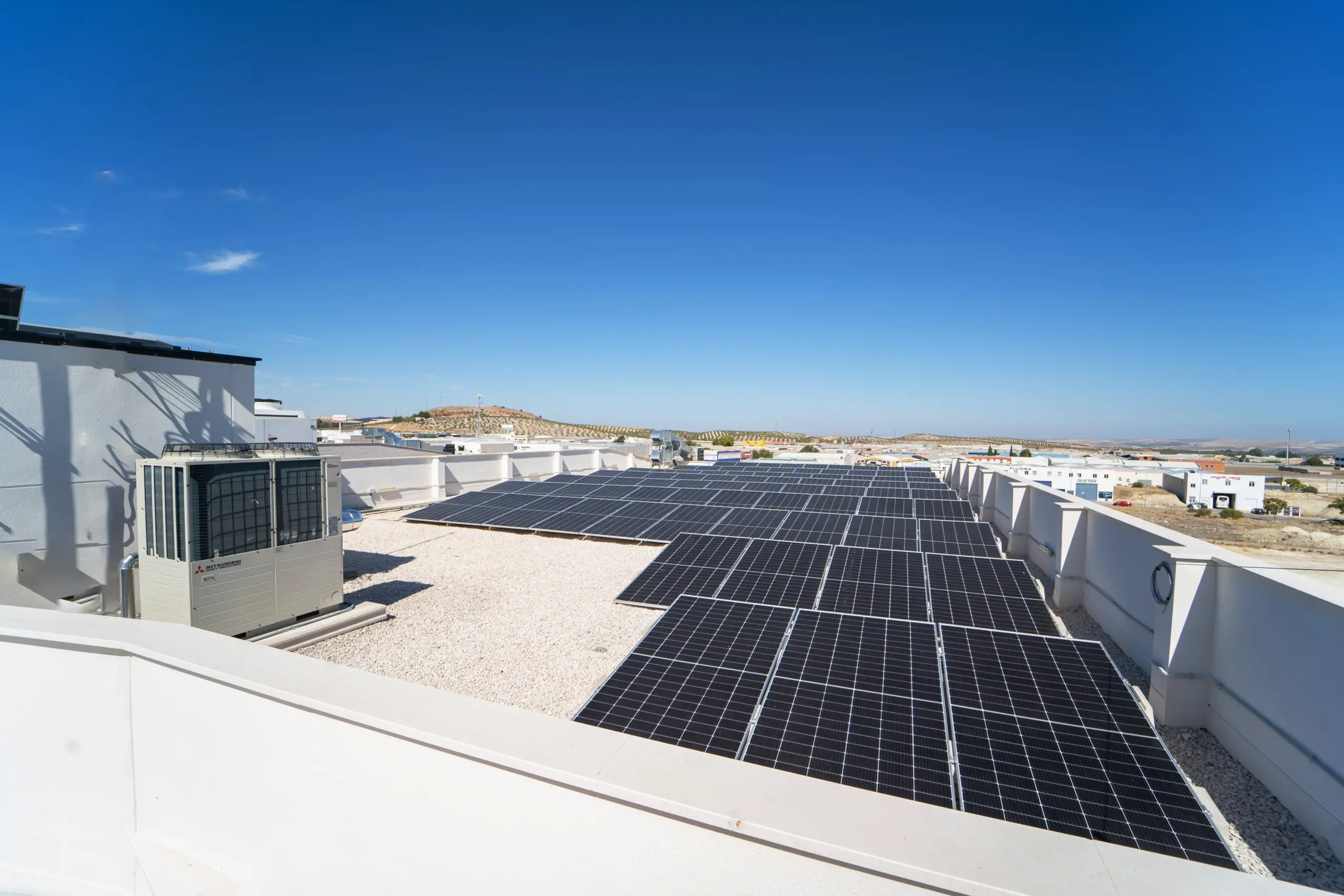 Placas solares en la cubierta de la residencia de ancianos Amavir de Jaén