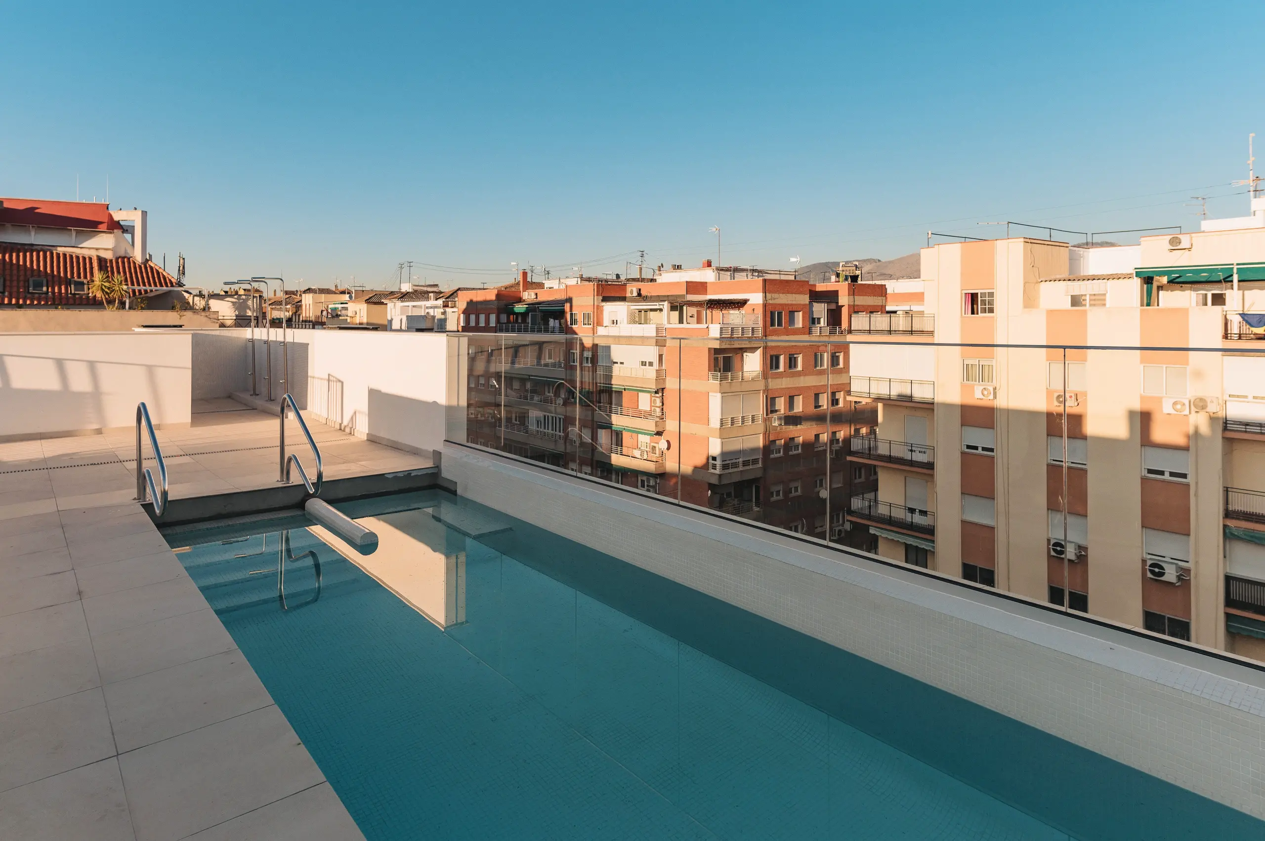 Imagen de la piscina de las 73 viviendas de la Universidad Plaza