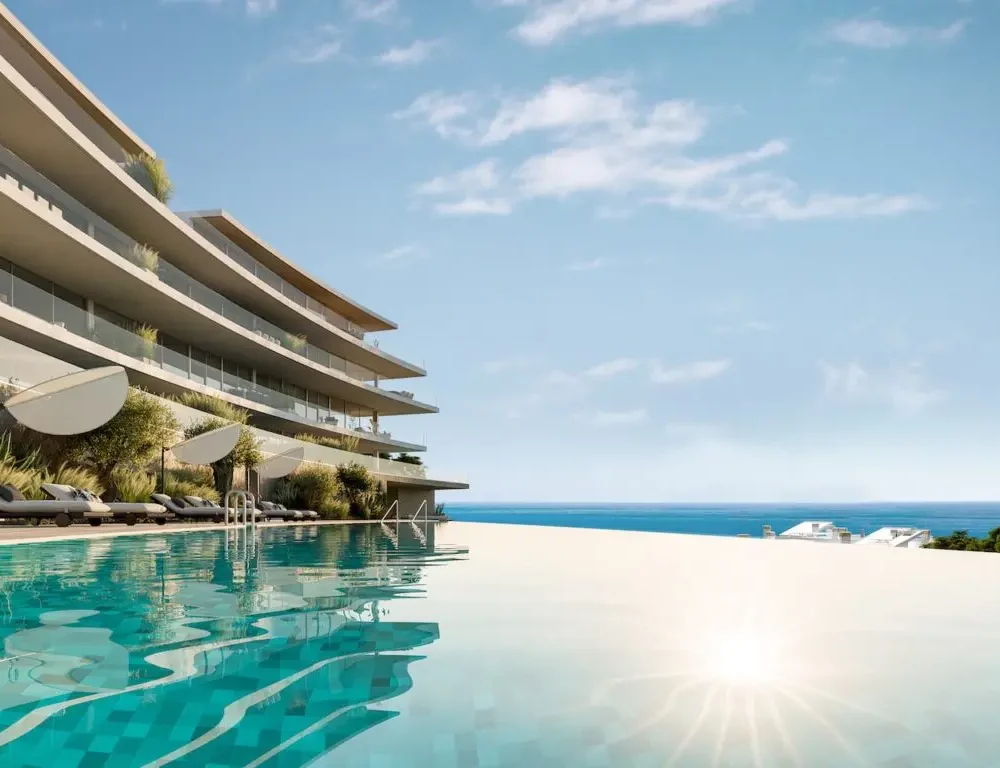 Piscina infinity de la promoción de 18 viviendas Lighthouse que Añil está construyendo en el Higuerón
