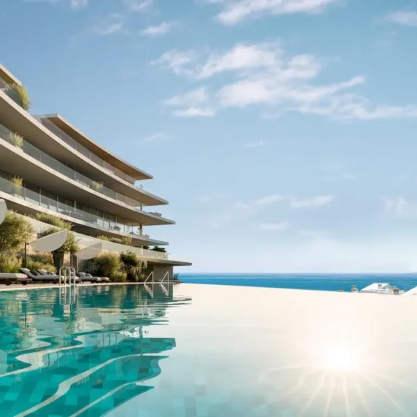 Piscina infinity de la promoción de 18 viviendas Lighthouse que Añil está construyendo en el Higuerón